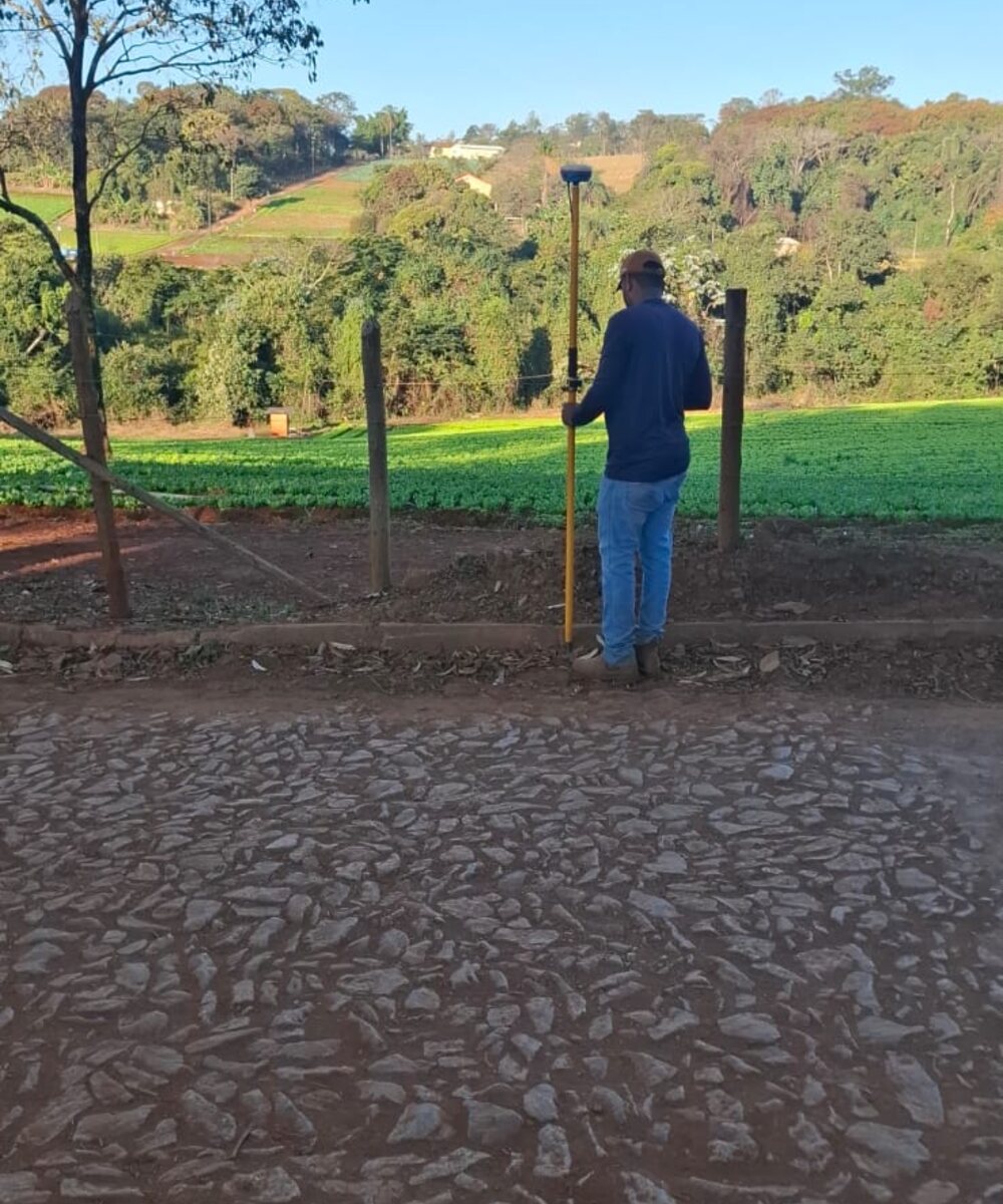 Profissional realizando levantamento em área rural